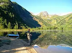 Pêcheur sur la rive du lac.
