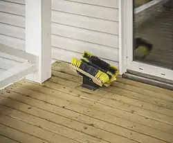 Décrottoir contemporain avec des brosses.