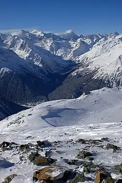 Sommets entourant la station de Dombaï