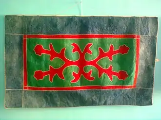 Istang&nbsp;(ru) avec un exemple d'ornementation nationale, conservé au musée national de la République tchétchène&nbsp;(ru).