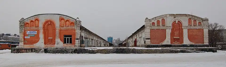 Les bâtiments.
