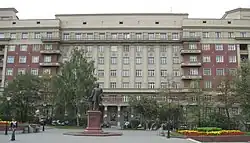 Vue de la façade donnant sur la statue de Kriatchkov.