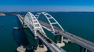 Les deux arches du pont de Crimée, avec le pont ferroviaire au sud et le pont autoroutier au nord.