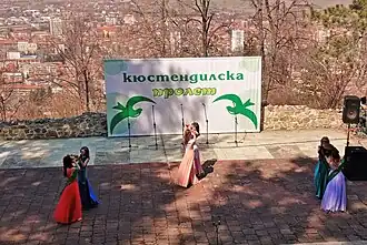 les plus belles filles de la ville transmettent les cadeaux de l'abondance