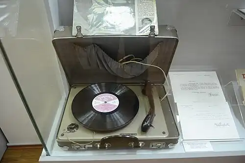 Tourne-disque, vers 1952.