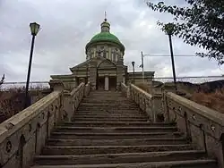 Escalier entre la source et l’église