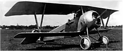 Photo noir et blanc d'un avion biplan.