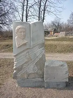 Un monument à Youri Gorlise Gorsky dans le village de Melnyky, créé en 2010, participant à ces événements, auteur du roman documentaire Kholodnyī Yar