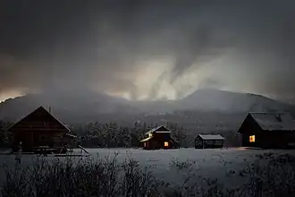 Chalets en hiver.