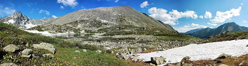 Au lac Krepkoïe, étage alpin (1&nbsp;933&nbsp;mètres d'altitude).