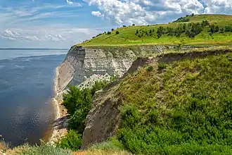 Une falaise de craie au bord du fleuve.