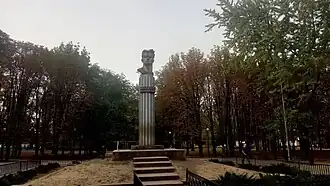 et à Vladimir Maïakovski classé