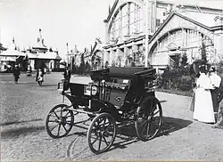 Gare de Nijni Novgorod et automobile russe Iakovlev & Frese conçue pour l'exposition de l'industrie et du commerce&nbsp;(en), 1896