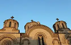 Haut de la façade et détail des dômes de l'église de la Sainte-Trinité de Leskovac