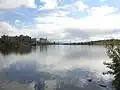 Vue du lac avec au fond l'église du Saint-Sauveur-sur-les-eaux