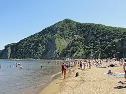 Plage de la baie de Roudnaïa en été.