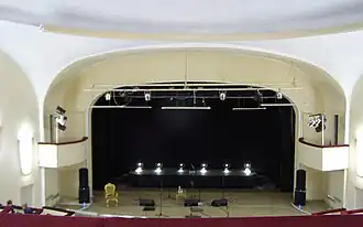 La scène.