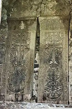 Les deux khatchkars du clocher de Dadivank, 1283,.