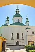 L'église et une porte.