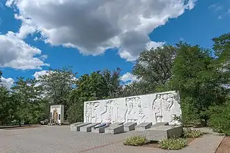 Sépultures et monument aux morts de la Grande Guerre patriotique, classé.