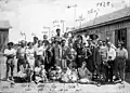Photographie de groupe avec Max Brod (debout au centre), invité dans un kibboutz (1929).