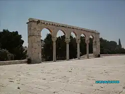 La porte est avec ses cinq arcs.
