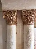 Chapiteaux décoratifs autour du mihrab.
