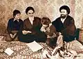 Les hommes de la famille en 1979 : Rouhollah, son fils Ahmad Khomeini à droite et 2 de ses petits-enfants, Yasser et Hassan Khomeini&nbsp;(en) (né en 1972).