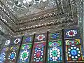 Vitraux et miroirs dans la maison Zinat ol-Molk, Chiraz, Iran, début du XXe&nbsp;siècle, traduction des « grammaires architecturales » occidentale et islamique.