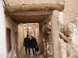 Les ruelles du ksar sont couvertes de troncs de palmiers