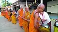 Offrandes de nourriture aux bonzes, Province de Nakhon Ratchasima