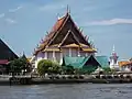Sous le ciel bleu en 2014, vue du fleuve Chao Phraya (avec travaux de rénovation d'un bâtiment annexe)