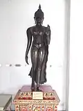Abhaya mudrâ de la main gauche. Wat Benchama Bophit, Bangkok. À noter que le Bouddha marche.