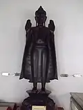 Abhaya mudrâ avec les deux mains. Wat Benchama Bophit, Bangkok.