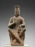 • Bodhisattva aux chevilles croisées.• Époque: Dynastie Wei du Nord, fin du Ve&nbsp;siècle.• Grès avec traces de pigments.• Hauteur: 129,5 cm.• Metropolitan Museum of Art, New-York.