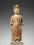 • Bodhisattva, probablement Avalokiteśvara sous la forme de Guanyin.• Époque: Dynastie Qi du Nord milieu du VIe&nbsp;siècle.• Grès avec pigment. Hauteur: 419,1 cm.• Metropolitan Museum of Art, New-York.
