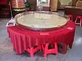 Table divinatoire comportant un grand luopan de 152&nbsp;cm.