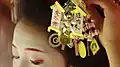 Kanzashi de décembre avec les deux maneki remplis.