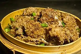 Porc à la vapeur (粉蒸肉), dans un cuiseur en bambou.