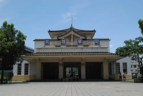 Photographie d'un bâtiment public caractéristique de l'Extrême-Orient.