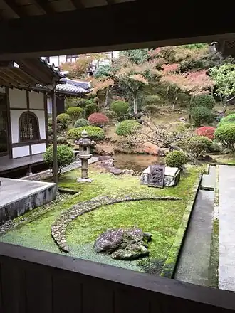 Vue d'un jardin dans l'enceinte du temple.