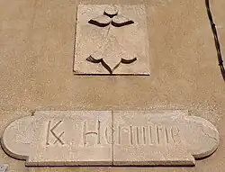 Inscription Ꝃ Hermine sur une maison à Quimiac (Loire-Atlantique).