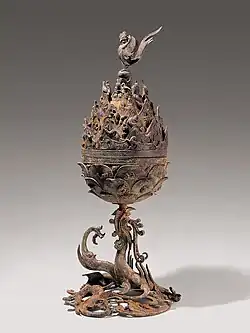 Brûle-parfum d'origine chinoise, bronze doré, H. 62,5 cm. Déposé à l'époque Sabi (538-660). Trésor national n° 287. Buyeo National Museum