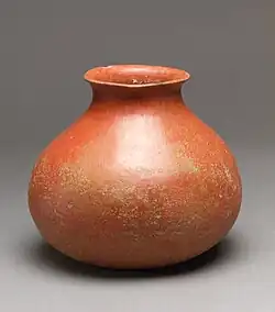 Mumun récent. Jarre globulaire polie, teintée en rouge. H. 14,6 cm. IVe&nbsp;siècle AEC. Metropolitan Museum of Art