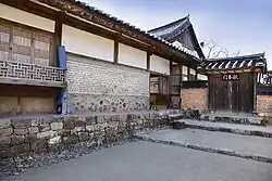 Vue externe d'un changhoji (à gauche), demeure d'un yangban, à Andong, région rurale à l'époque Joseon.