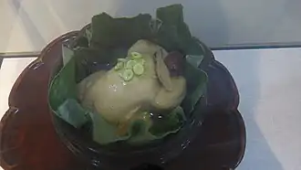 Feuille de lotus utilisée comme contenant pour la cuisson de poulet à la vapeur « Yakgyetang » en Corée