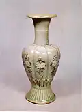 Bouteille céladon en forme de melon avec motif de pivoine et de chrysanthème incrusté, de Goryeo, au Musée national de Corée