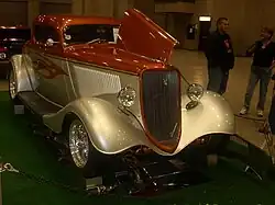Street rod avec toit abaissé, basée sur la Model 40 ou B coupé à trois fenêtres de 1933.