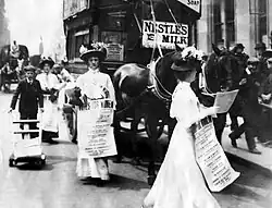 Vente du journal sur Fleet Street à London, en 1908.