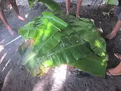 Les aliments sont recouverts de feuilles de bananier (Wallis, 2015).